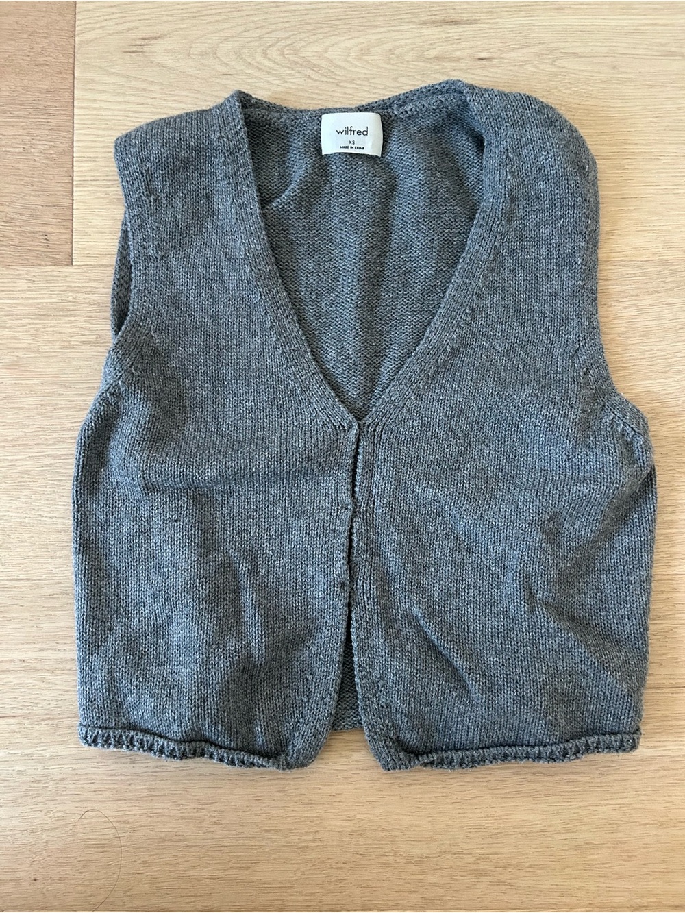 Aritzia Wilfred Gray Knit V-Neck Sleeveless Vest